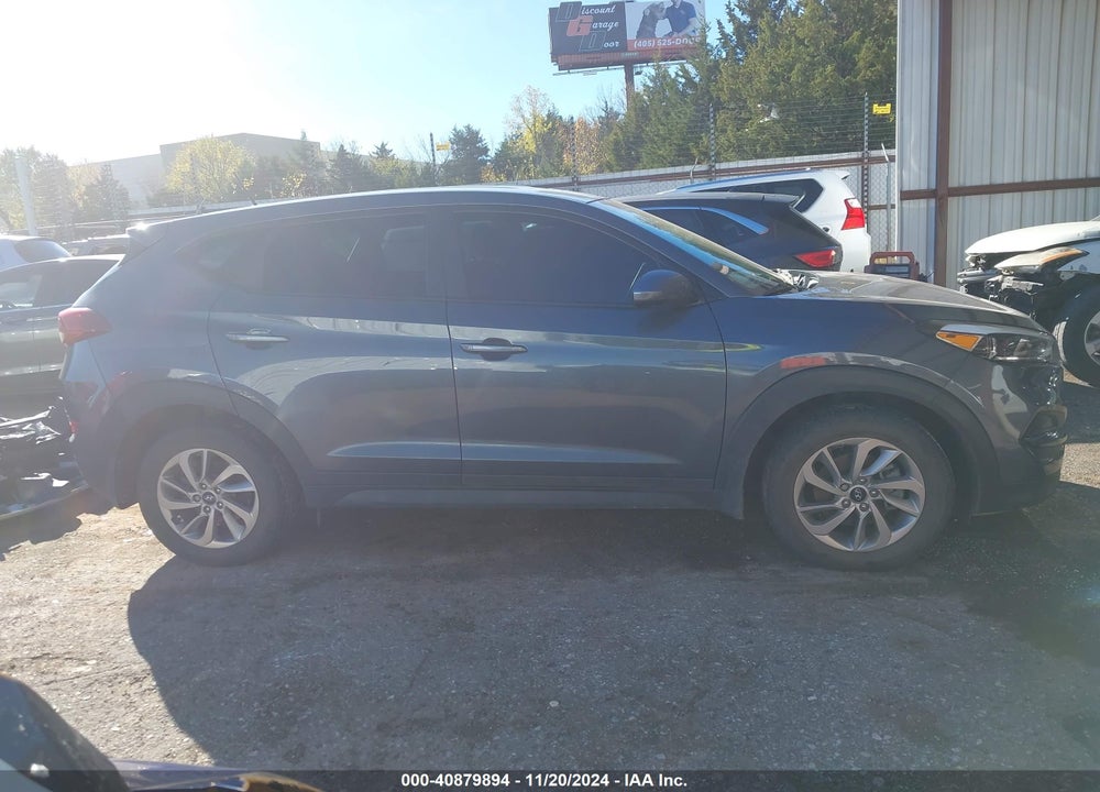 2017 HYUNDAI TUCSON SE VIN: KM8J23A40HU408077