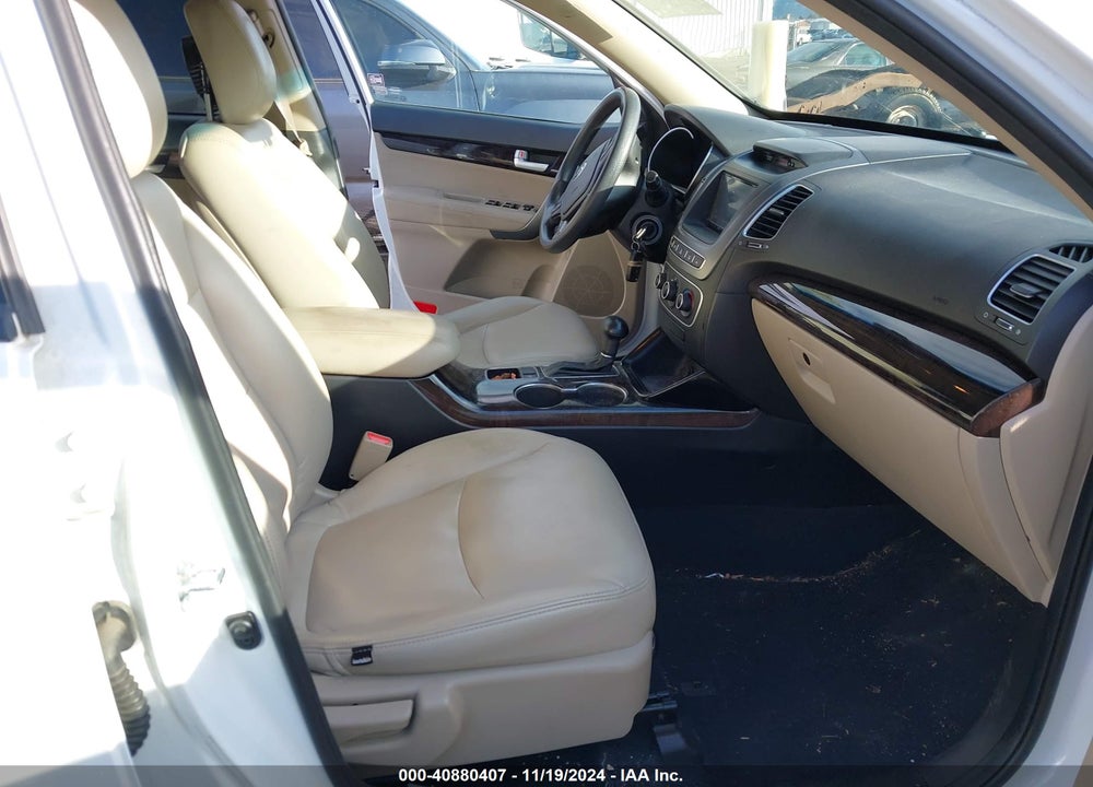 2015 KIA SORENTO LX V6 VIN: 5XYKTDA70FG582610