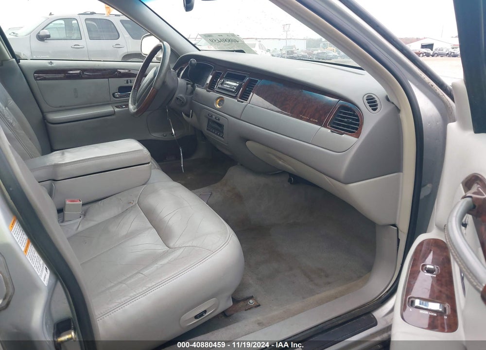 2001 LINCOLN TOWN CAR CARTIER VIN: 1LNHM83W31Y608082