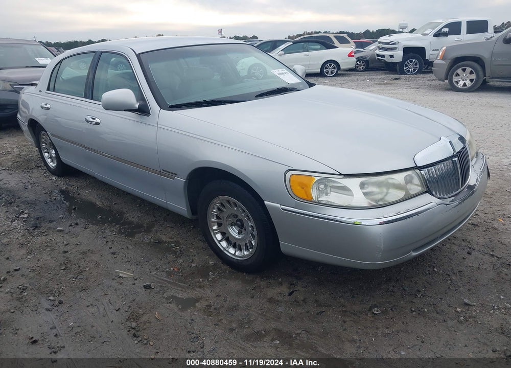 2001 LINCOLN TOWN CAR CARTIER VIN: 1LNHM83W31Y608082