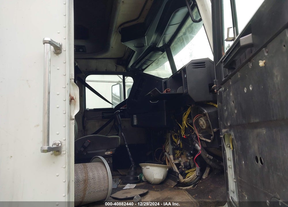1999 FREIGHTLINER CONVENTIONAL FLD120 VIN: 1FUYDDYB6XLA19435