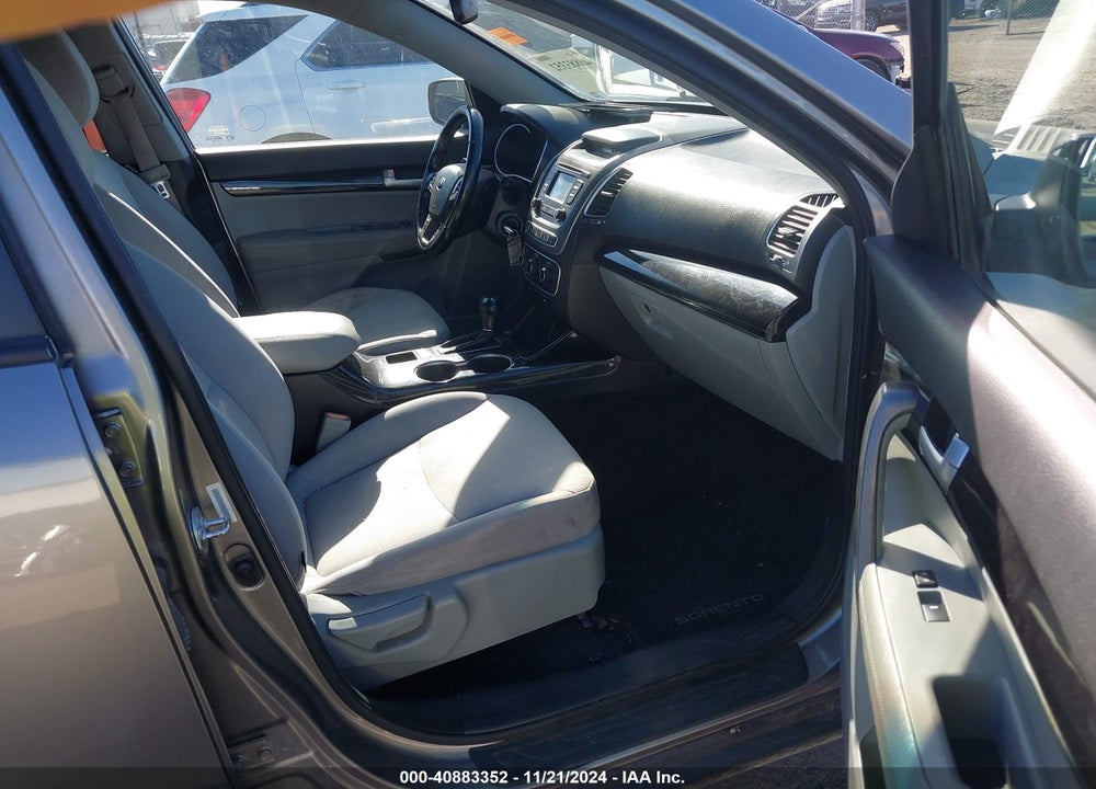 2015 KIA SORENTO LX VIN: 5XYKT4A61FG657662