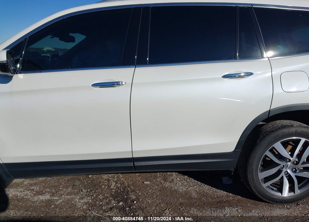 2018 HONDA PILOT TOURING VIN: 5FNYF6H97JB008588