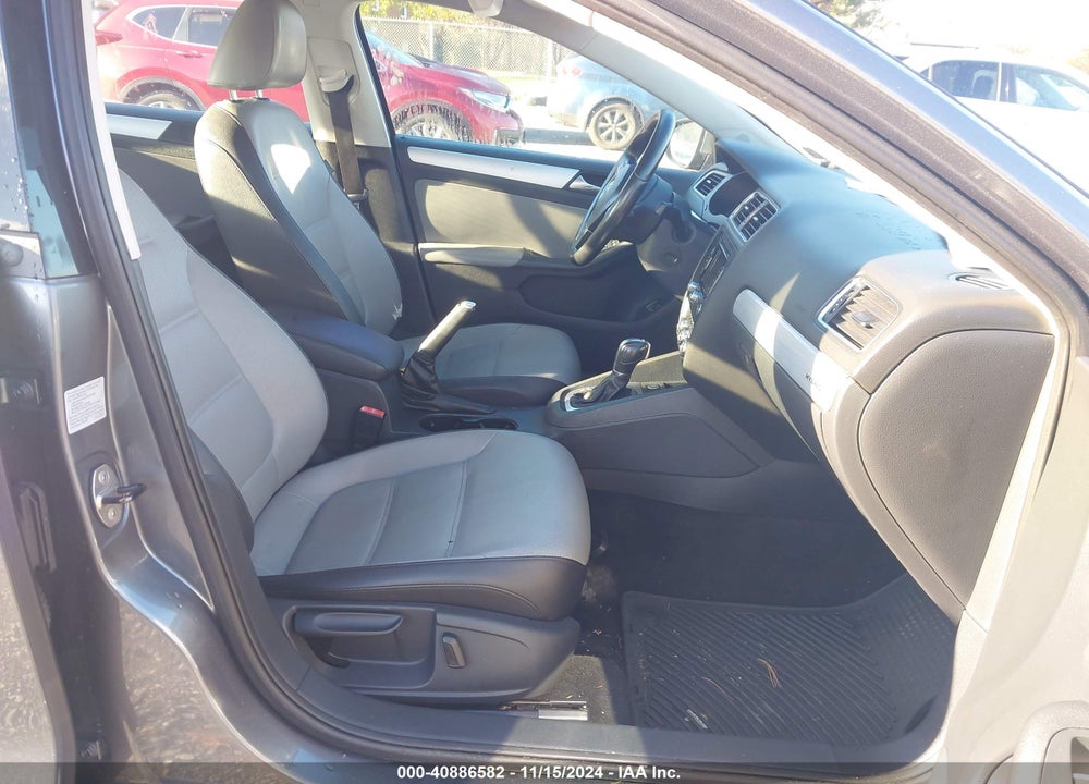 2013 VOLKSWAGEN JETTA HYBRID SEL VIN: 3VW637AJ8DM263936