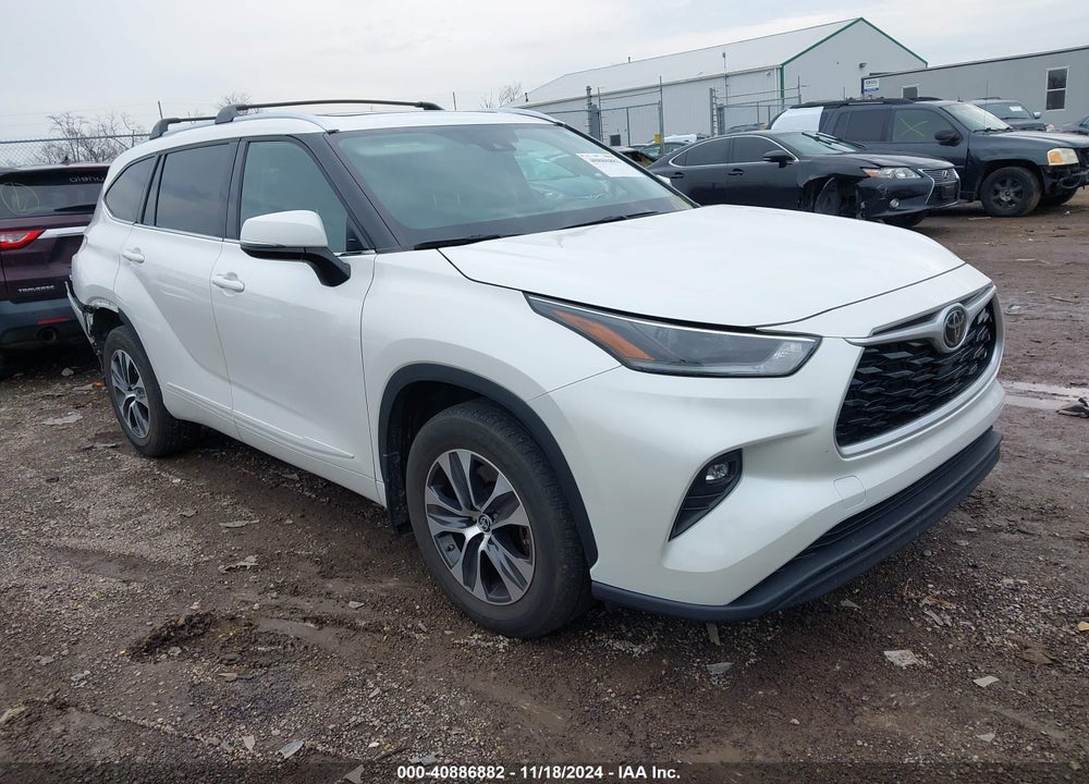 2021 TOYOTA HIGHLANDER XLE VIN: 5TDHZRBH8MS138517