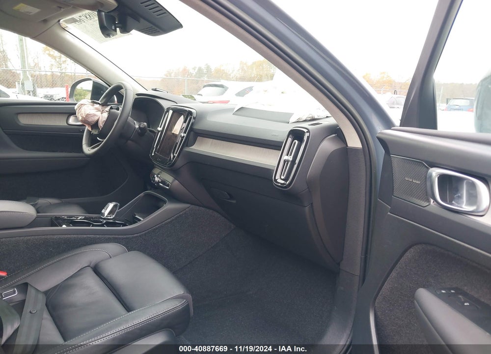 2023 VOLVO XC40 B5 ULTIMATE DARK THEME VIN: YV4L12UX6P2910597