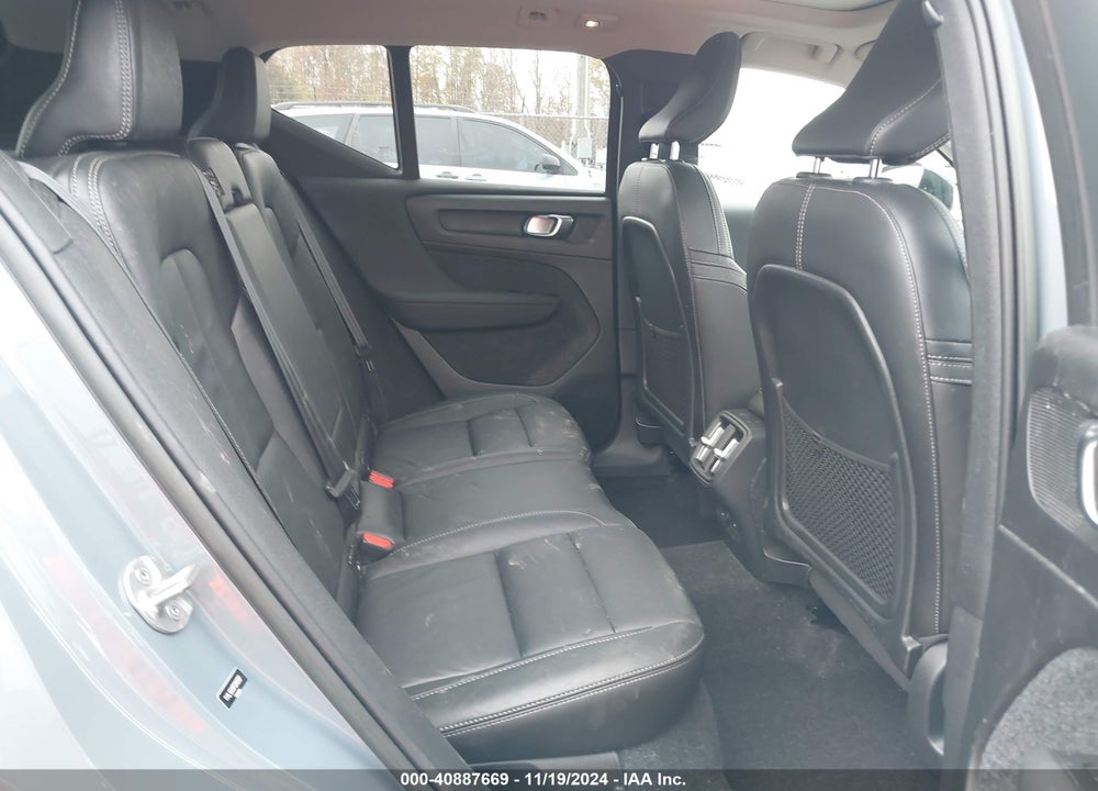 2023 VOLVO XC40 B5 ULTIMATE DARK THEME VIN: YV4L12UX6P2910597