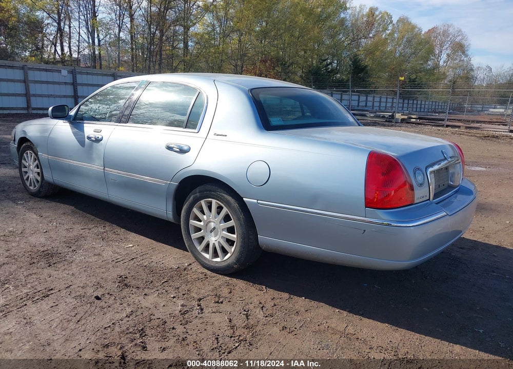 2007 LINCOLN TOWN CAR SIGNATURE VIN: 1LNHM81V27Y612949