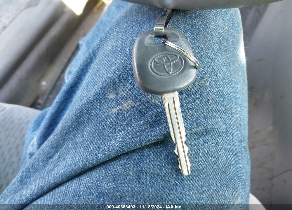 2002 TOYOTA CAMRY XLE VIN: 4T1BE30K42U524112