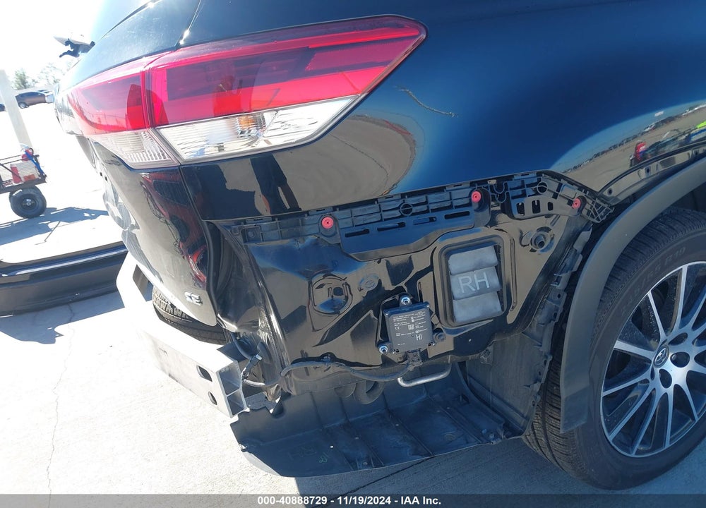 2017 TOYOTA HIGHLANDER SE VIN: 5TDKZRFH6HS227671