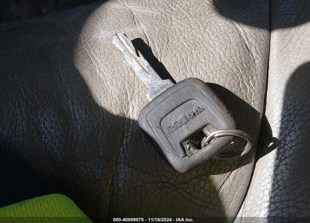 2002 VOLVO V70 XC VIN: YV1SZ58D021082256