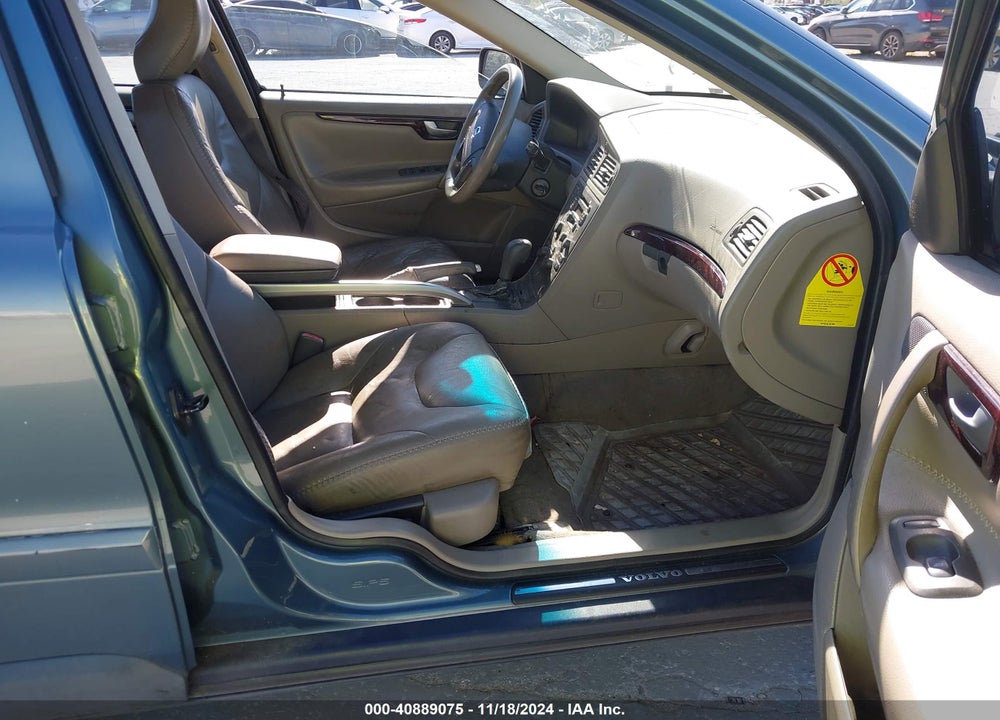 2002 VOLVO V70 XC VIN: YV1SZ58D021082256