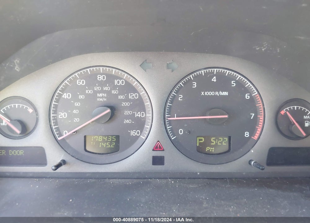 2002 VOLVO V70 XC VIN: YV1SZ58D021082256