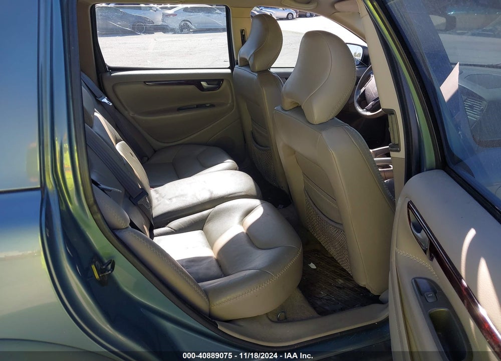 2002 VOLVO V70 XC VIN: YV1SZ58D021082256