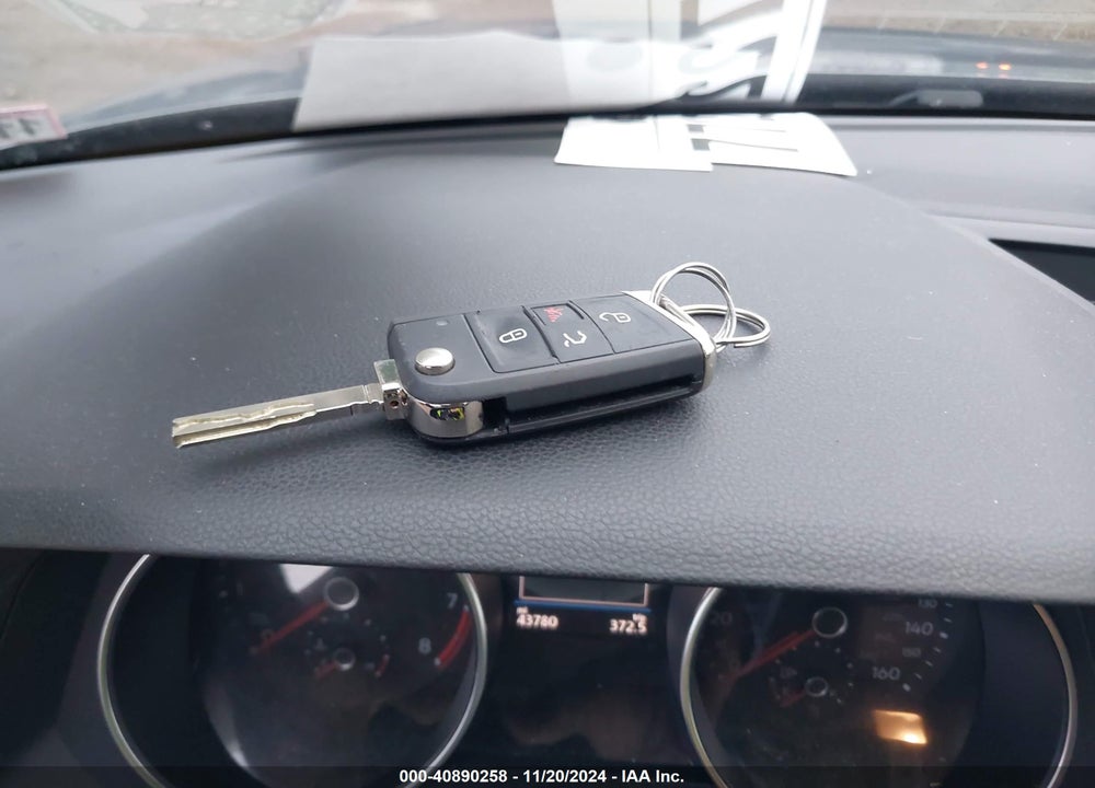2018 VOLKSWAGEN TIGUAN 2.0T SE/SEL VIN: 3VV2B7AX1JM037257