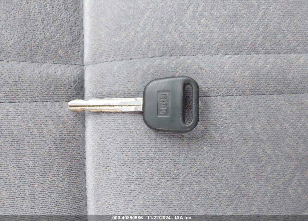 2001 TOYOTA CAMRY LE VIN: JT2BG22KX10571505