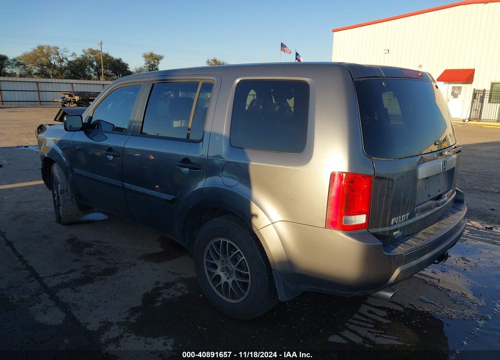 2011 HONDA PILOT LX VIN: 5FNYF3H21BB051021