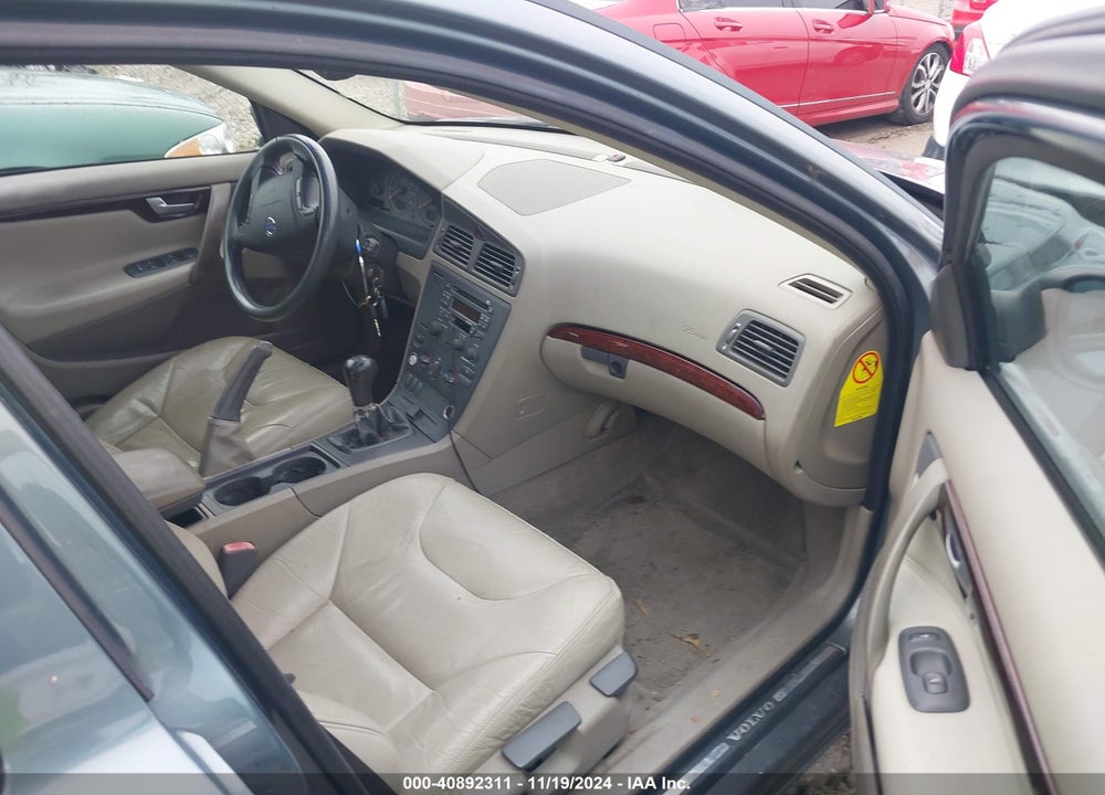 2001 VOLVO V70 2.4 VIN: YV1SW61R411124057
