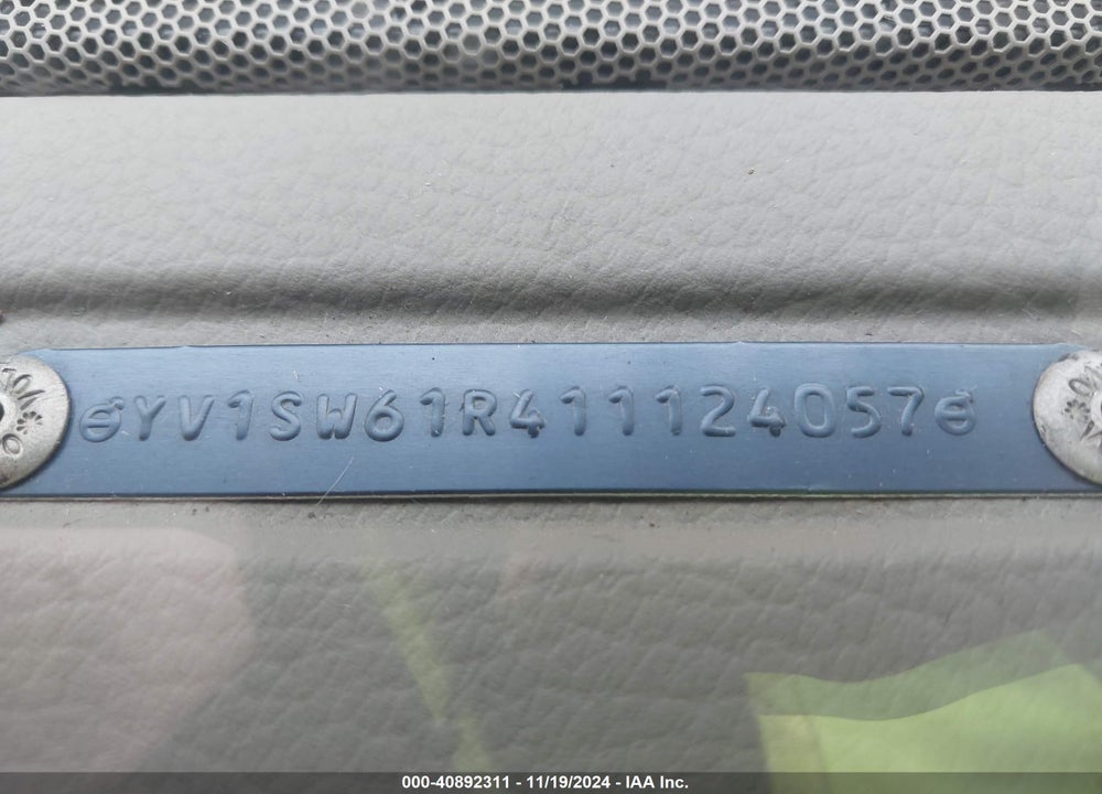 2001 VOLVO V70 2.4 VIN: YV1SW61R411124057