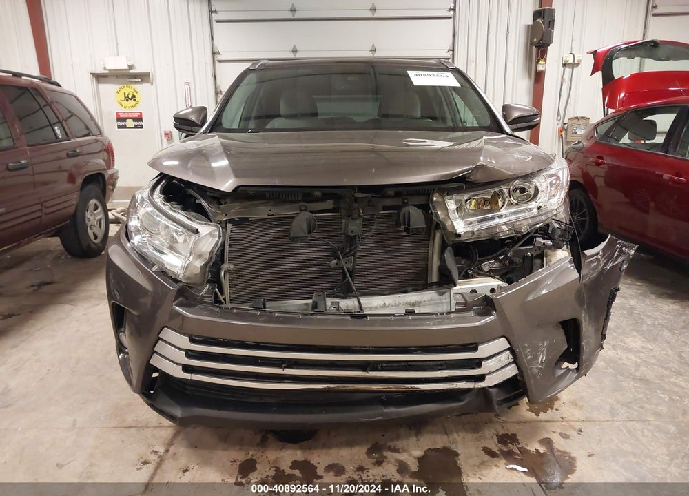 2019 TOYOTA HIGHLANDER XLE VIN: 5TDJZRFH5KS574685