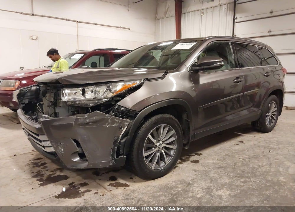 2019 TOYOTA HIGHLANDER XLE VIN: 5TDJZRFH5KS574685