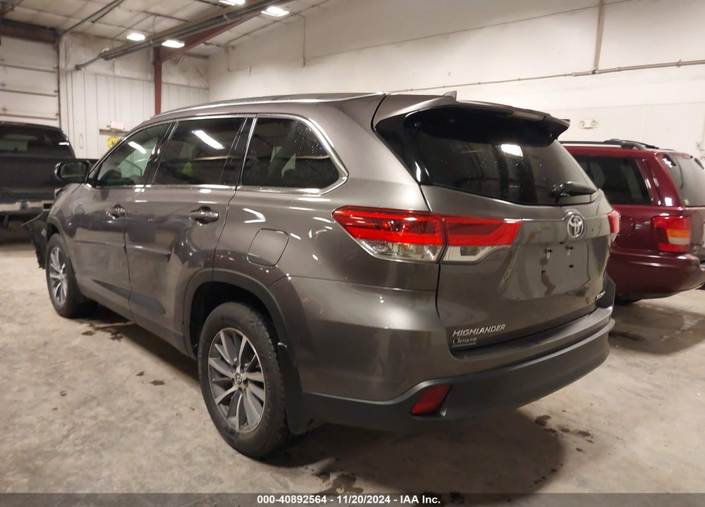 2019 TOYOTA HIGHLANDER XLE VIN: 5TDJZRFH5KS574685