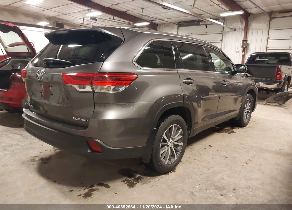 2019 TOYOTA HIGHLANDER XLE VIN: 5TDJZRFH5KS574685