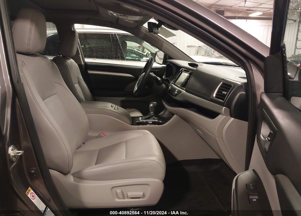 2019 TOYOTA HIGHLANDER XLE VIN: 5TDJZRFH5KS574685