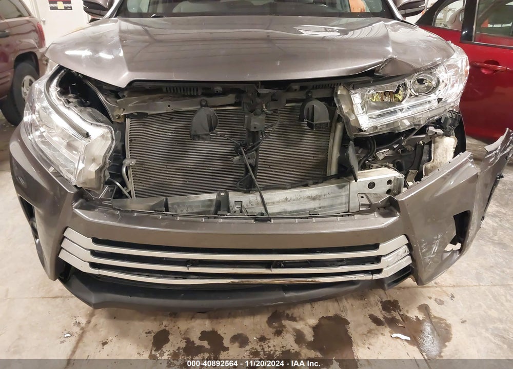 2019 TOYOTA HIGHLANDER XLE VIN: 5TDJZRFH5KS574685