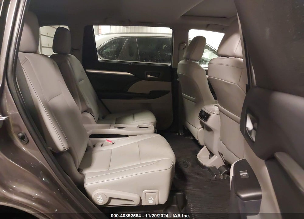 2019 TOYOTA HIGHLANDER XLE VIN: 5TDJZRFH5KS574685