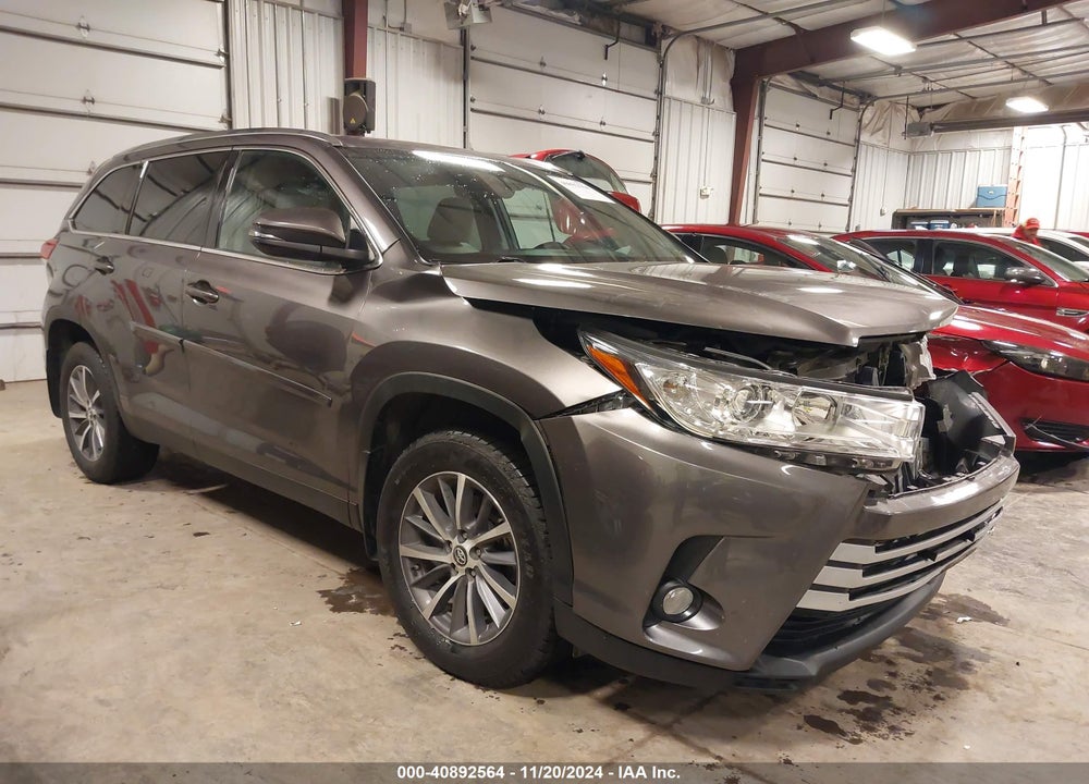 2019 TOYOTA HIGHLANDER XLE VIN: 5TDJZRFH5KS574685