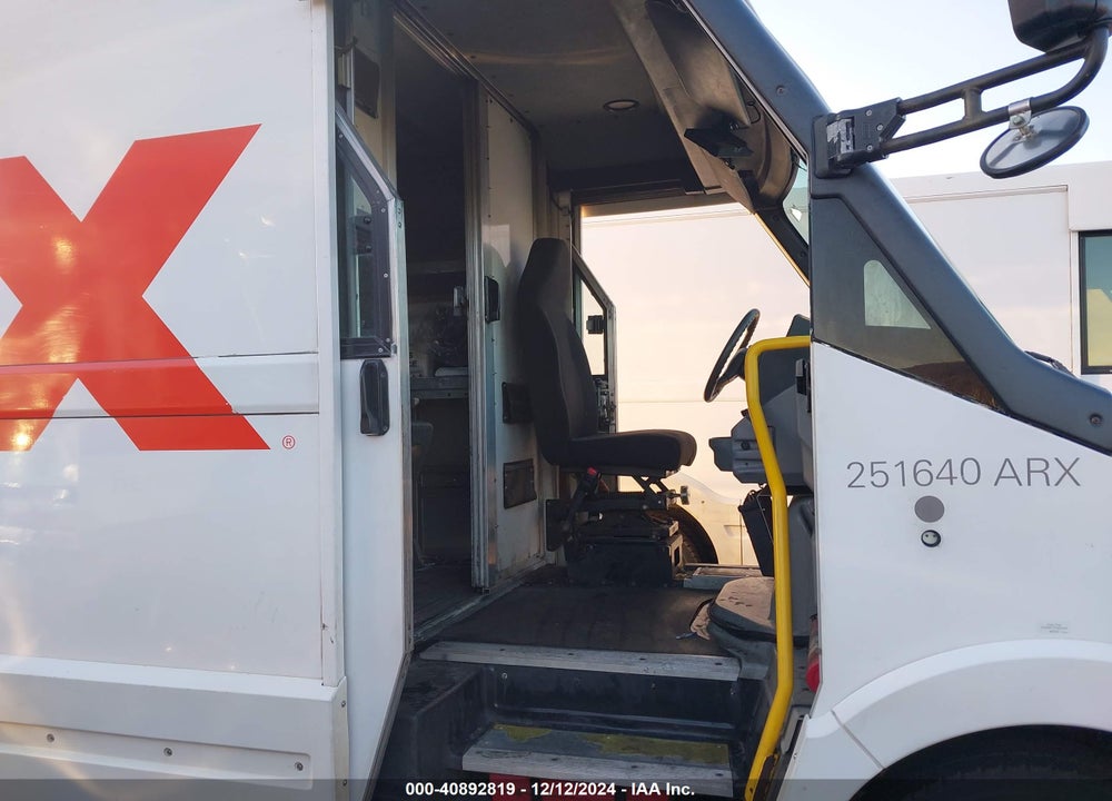 2013 ISUZU COMMERCIAL VAN VIN: JALB4T170D7W00376