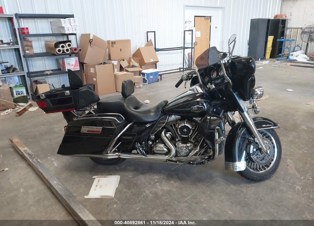 2011 HARLEY-DAVIDSON FLHTCU VIN: 1HD1FC41XBB612882