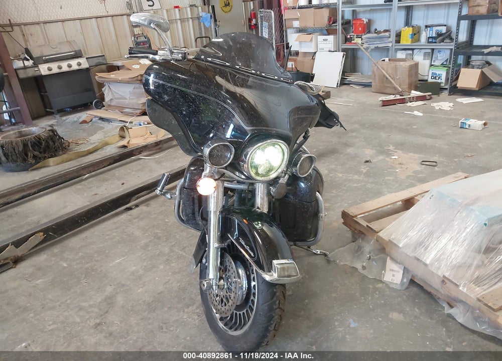 2011 HARLEY-DAVIDSON FLHTCU VIN: 1HD1FC41XBB612882