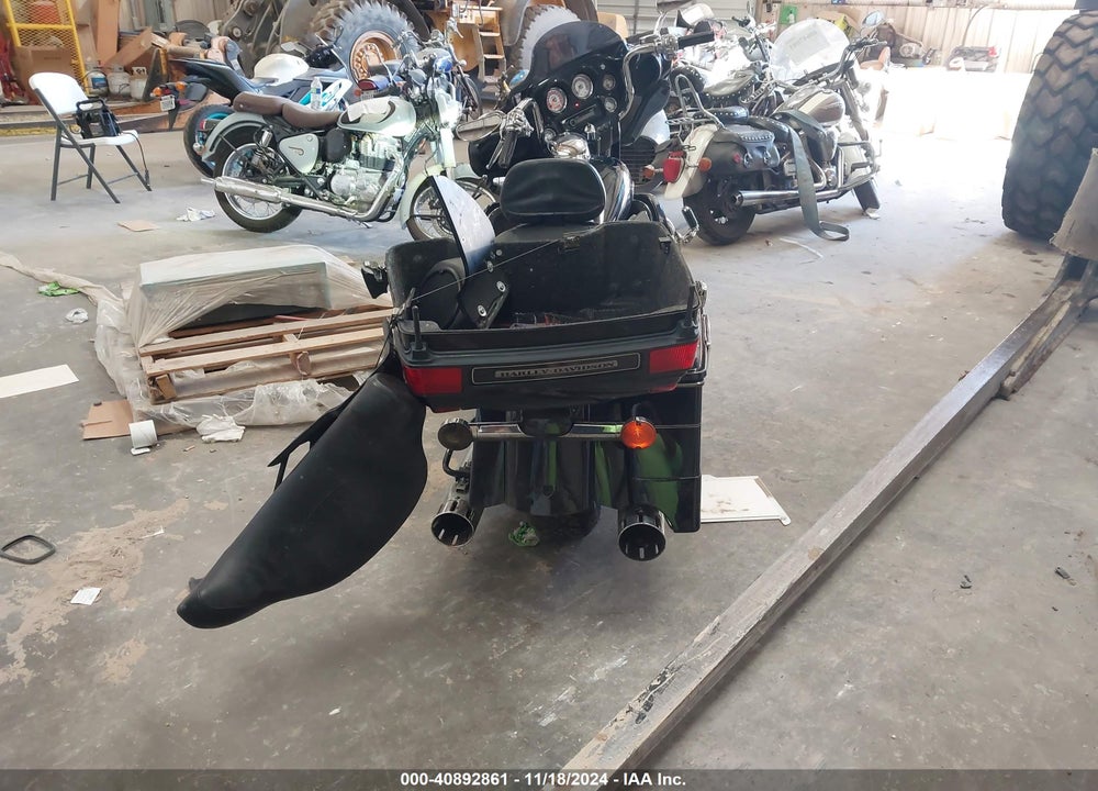 2011 HARLEY-DAVIDSON FLHTCU VIN: 1HD1FC41XBB612882