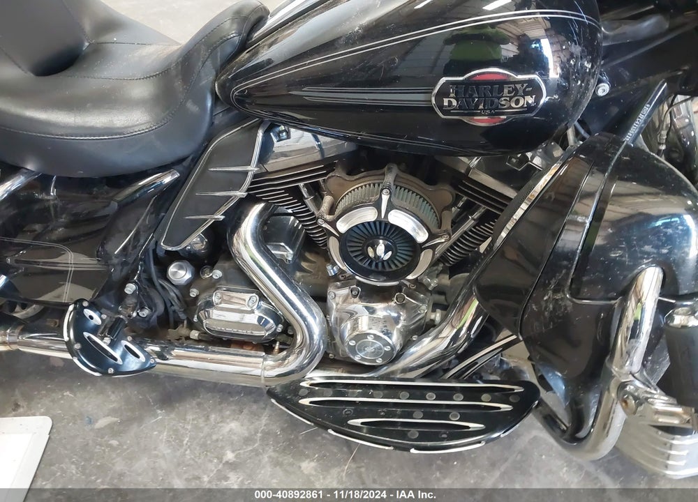 2011 HARLEY-DAVIDSON FLHTCU VIN: 1HD1FC41XBB612882