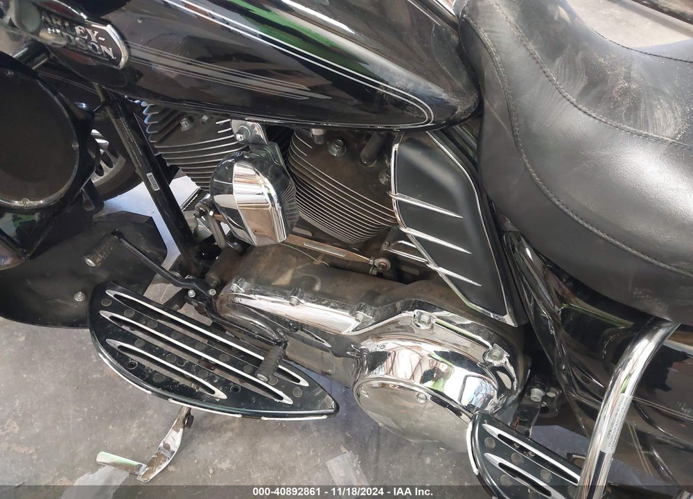 2011 HARLEY-DAVIDSON FLHTCU VIN: 1HD1FC41XBB612882
