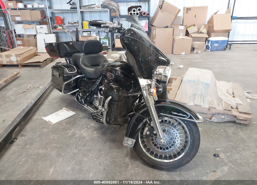 2011 HARLEY-DAVIDSON FLHTCU VIN: 1HD1FC41XBB612882