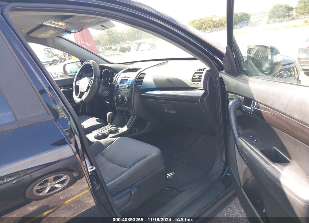 2011 KIA SORENTO LX VIN: 5XYKT4A11BG066827