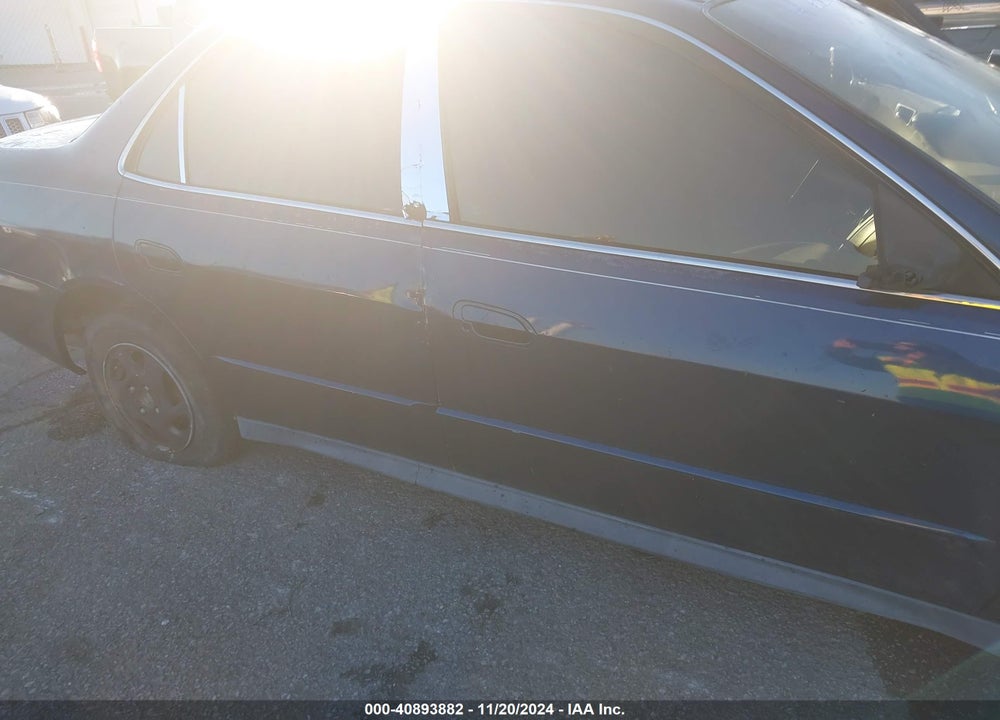 2002 HONDA ACCORD 2.3 VP VIN: 1HGCF86662A113553