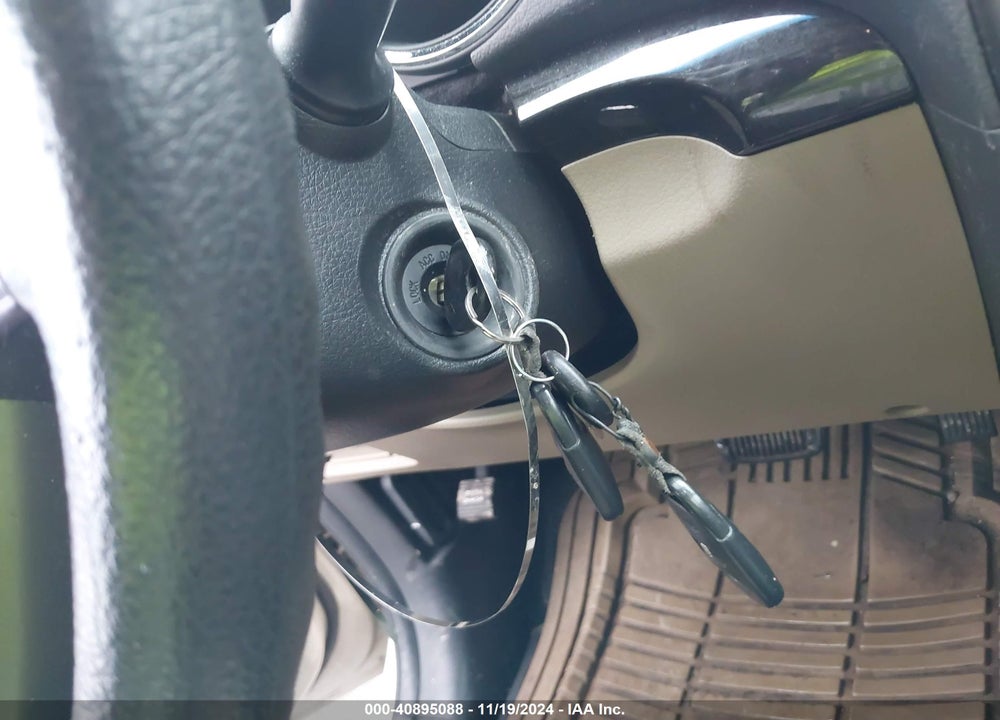 2011 KIA SORENTO LX VIN: 5XYKT3A11BG089499