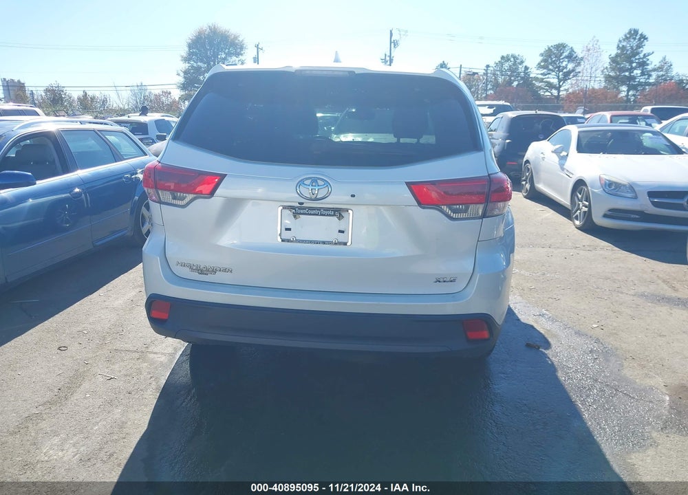 2019 TOYOTA HIGHLANDER XLE VIN: 5TDKZRFH7KS306094