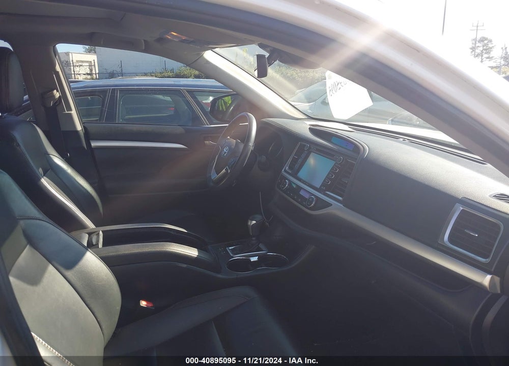 2019 TOYOTA HIGHLANDER XLE VIN: 5TDKZRFH7KS306094