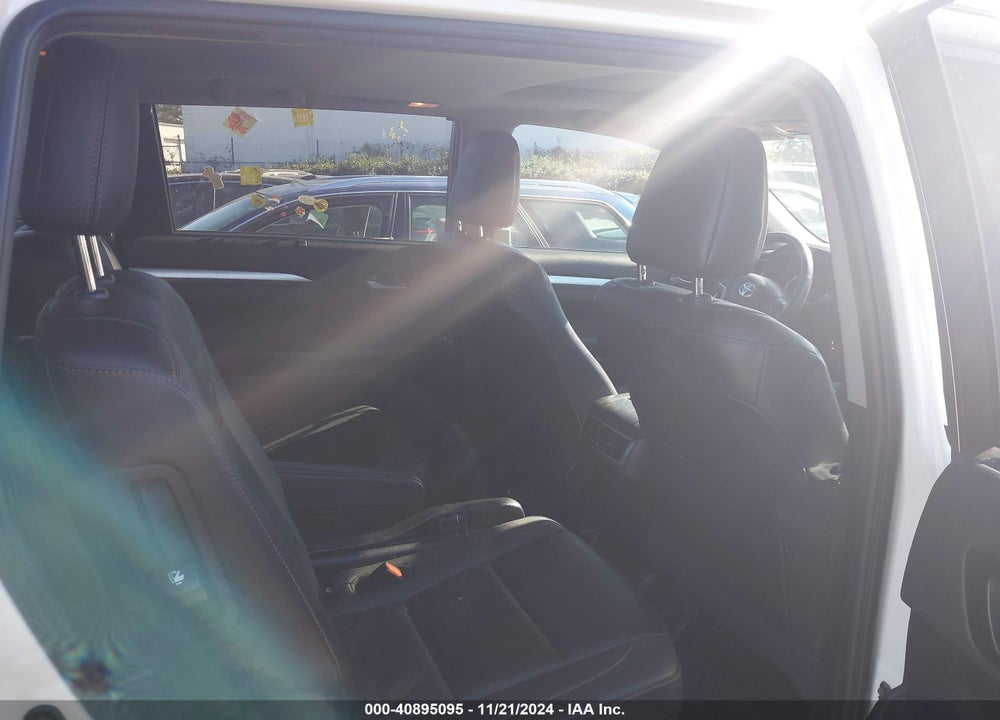 2019 TOYOTA HIGHLANDER XLE VIN: 5TDKZRFH7KS306094