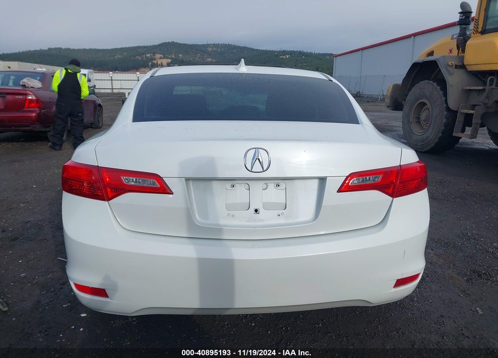2013 ACURA ILX 2.0L VIN: 19VDE1F33DE013227