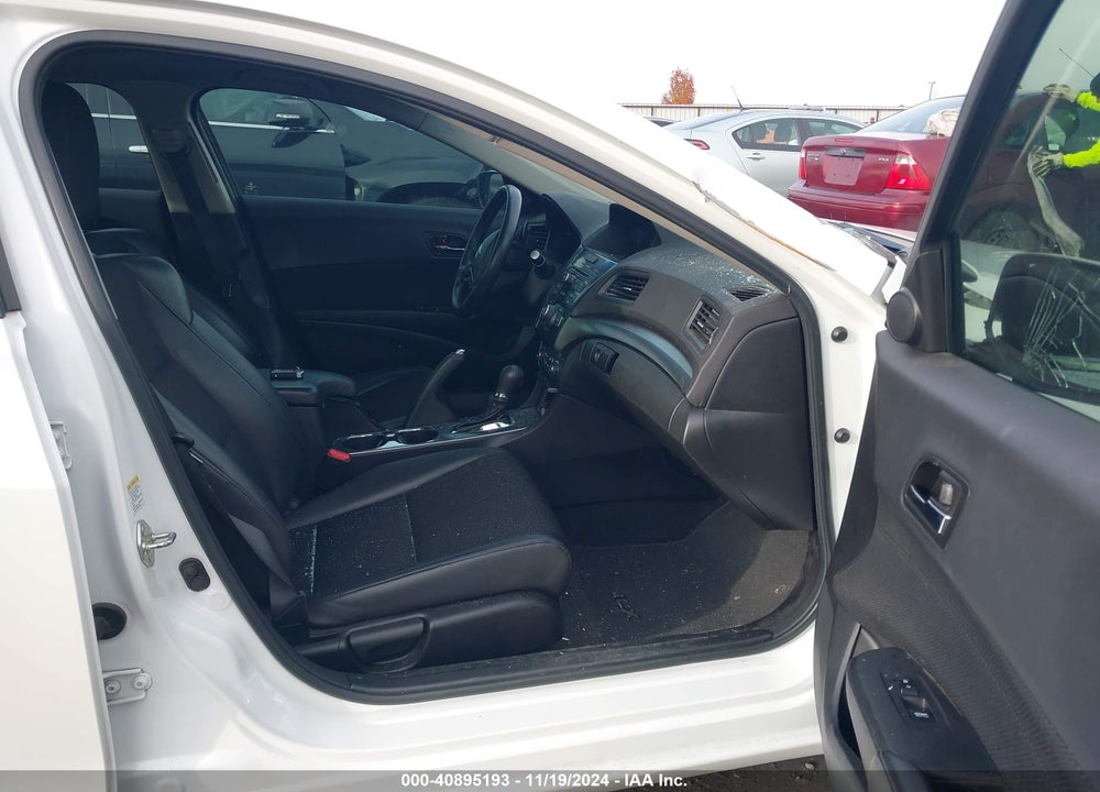 2013 ACURA ILX 2.0L VIN: 19VDE1F33DE013227