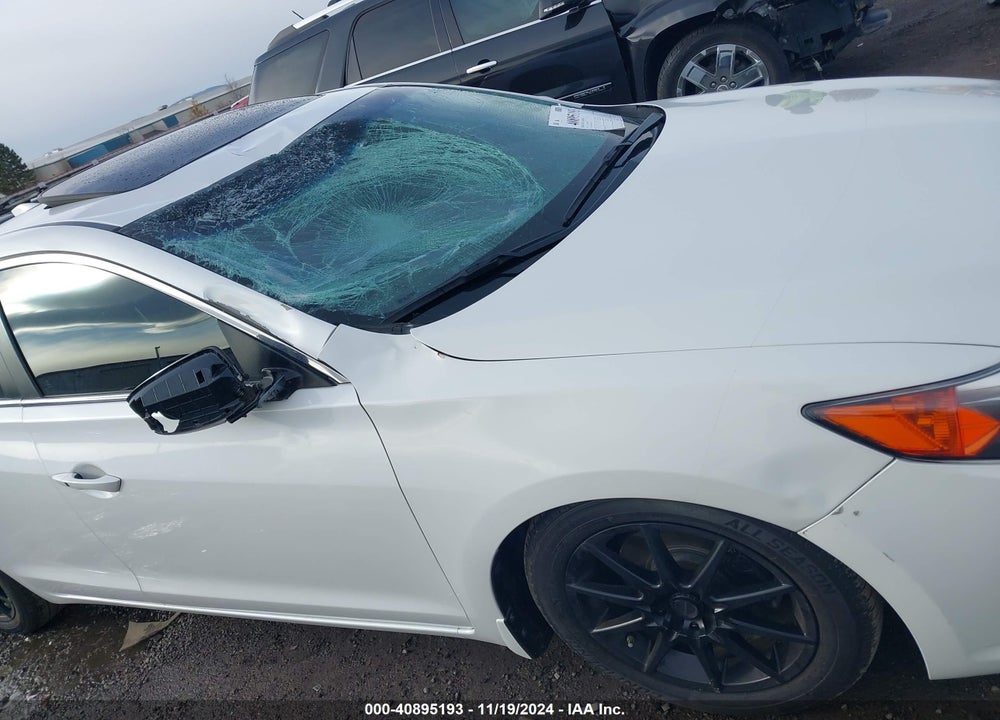 2013 ACURA ILX 2.0L VIN: 19VDE1F33DE013227
