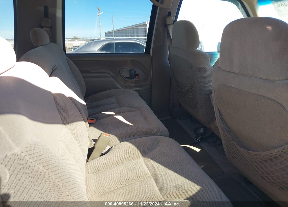 1999 CHEVROLET SUBURBAN 1500 LT VIN: 3GNEC16RXXG257639