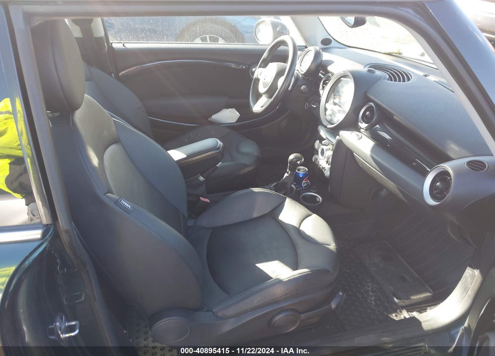 2008 MINI COOPER S VIN: WMWMF73578TV35981