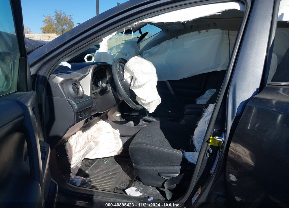 2018 TOYOTA RAV4 ADVENTURE/XLE VIN: 2T3WFREV1JW497140